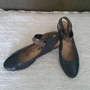 Comfort Leather Black Mary Jane Heels with Brown Strap